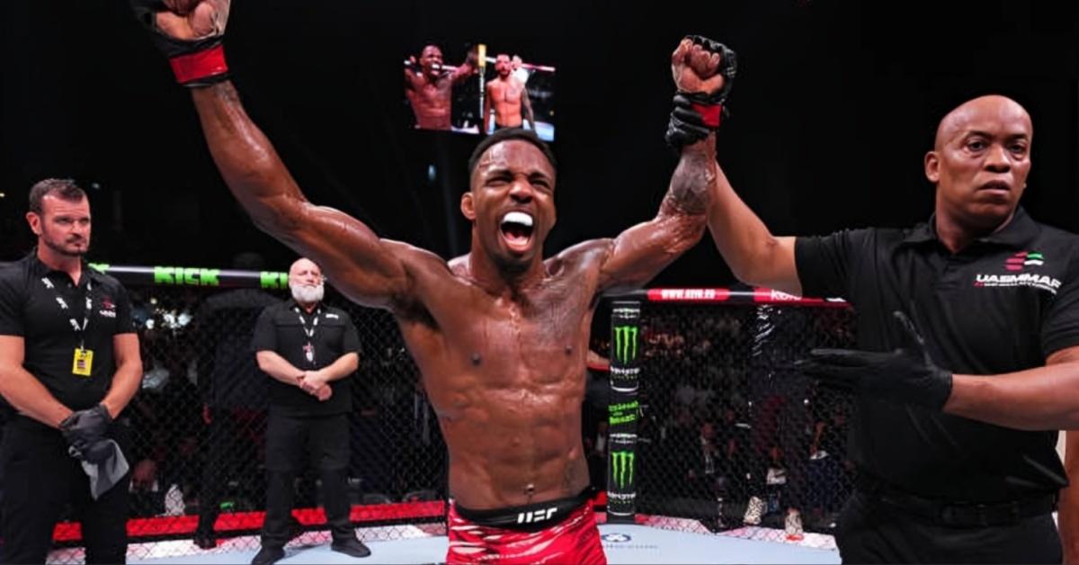 Lerone Murphy defeats Dan Ige in UFC 308, improving his MMA record to 15-0-1 and UFC record to 7-0-1, showcasing his grappling skills and determination.