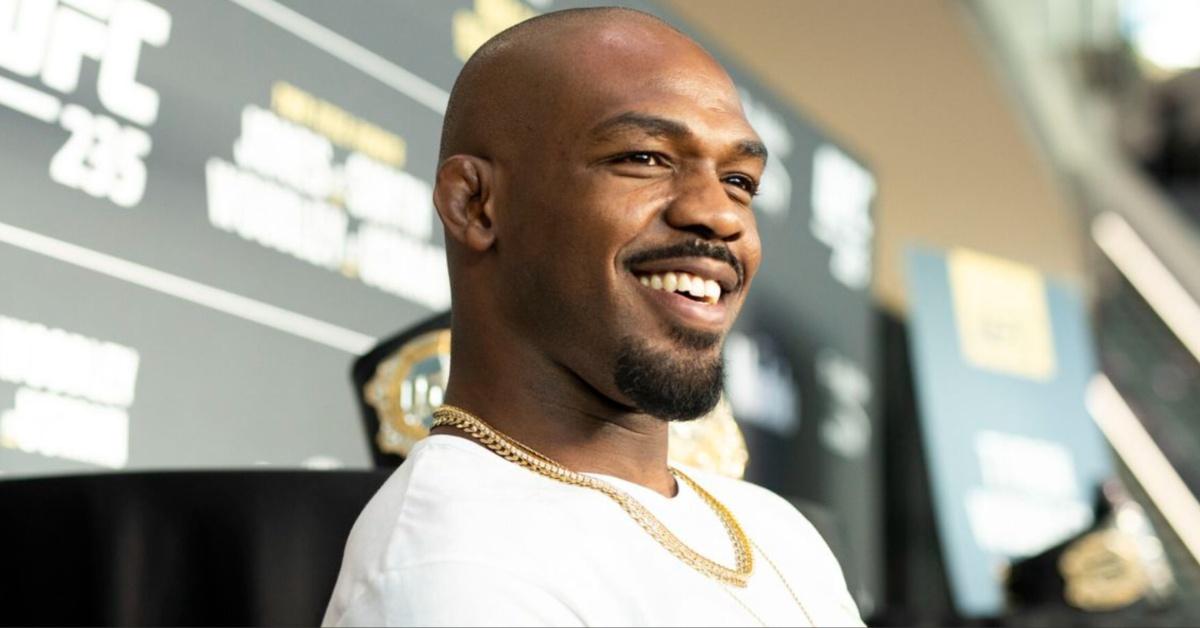 Jon Jones'un ağır sıklet kategorisindeki yeri tartışma konusu haline geldi. Pound-for-pound sıralamasında üst sıralarda yer almasına rağmen, Jones'un gerçekten en iyi ağır sıklet dövüşçüsü olmayı hak edip etmediğine dair artan bir tartışma var.