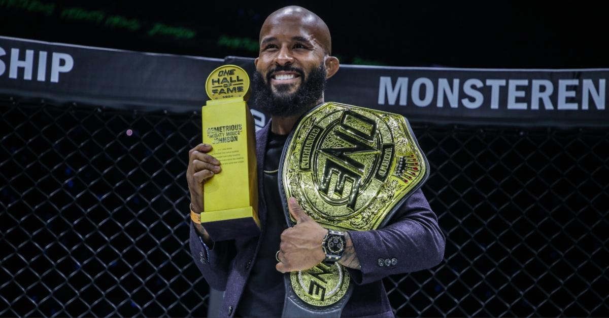 Demetrious Johnson's emekliliği sonrası UFC'ye dönüş yapma ihtimali spor dünyasında heyecan yaratmaya devam ediyor. Mighty Mouse lakaplı Johnson'un ringe geri dönebileceği yönündeki spekülasyonları alevlendiriyor.