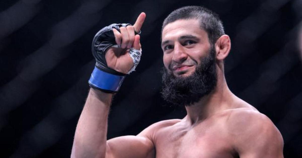 Khamzat Chimaev şampiyonluk şansı uzman görüşleri ve kariyer özeti. Chimaev'in UFC'deki hızlı yükselişi ve dominant performansları, onu şampiyonluk mücadelesine yaklaştırıyor.