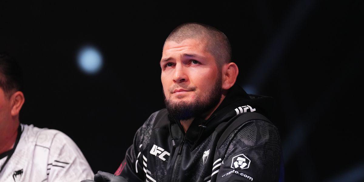 Khabib Nurmagomedov'un uçaktan çıkarılması olayı, ırkçı muamele iddiaları ve havacılık güvenliği tartışmalarına neden oldu.