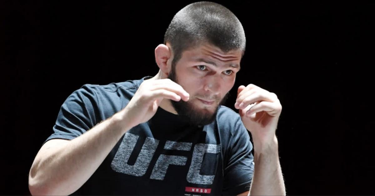 Khabib Nurmagomedov'un Frontier Havayolları uçuşundan çıkarılmasıyla ilgili tartışmalar ve olayın detayları.